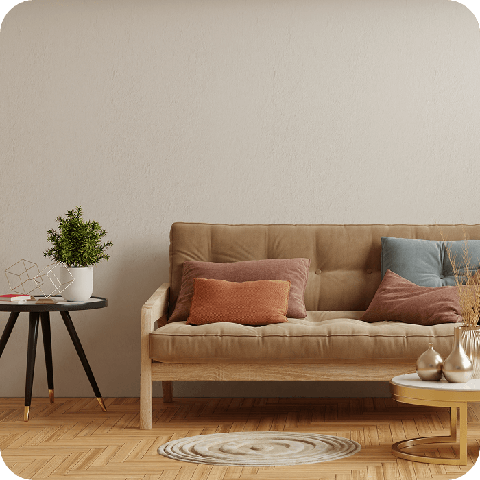 Sala de estar com sofá e decoração em tons quentes
